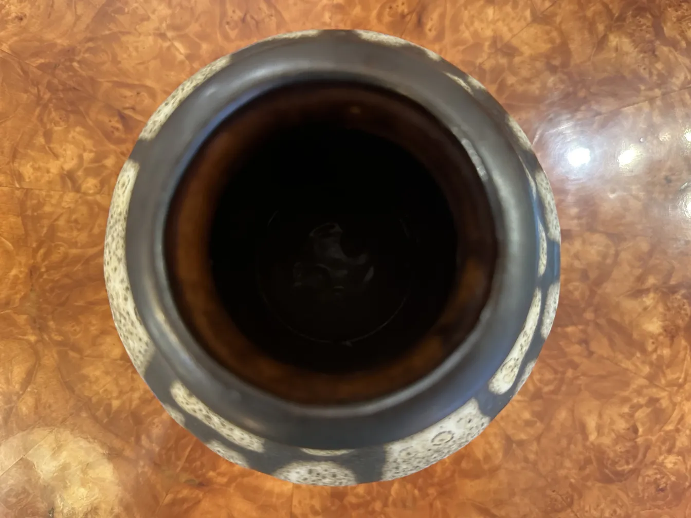 茶色の背景にある古い装飾陶器の上面図。