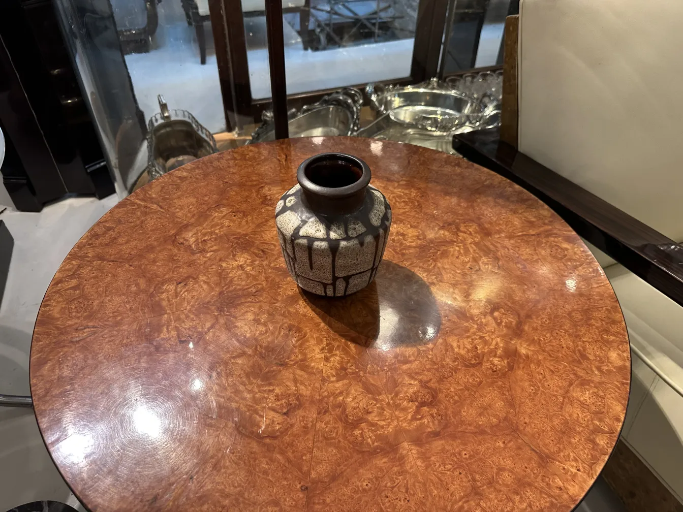 Antigua cerámica decorada sobre mesa de madera