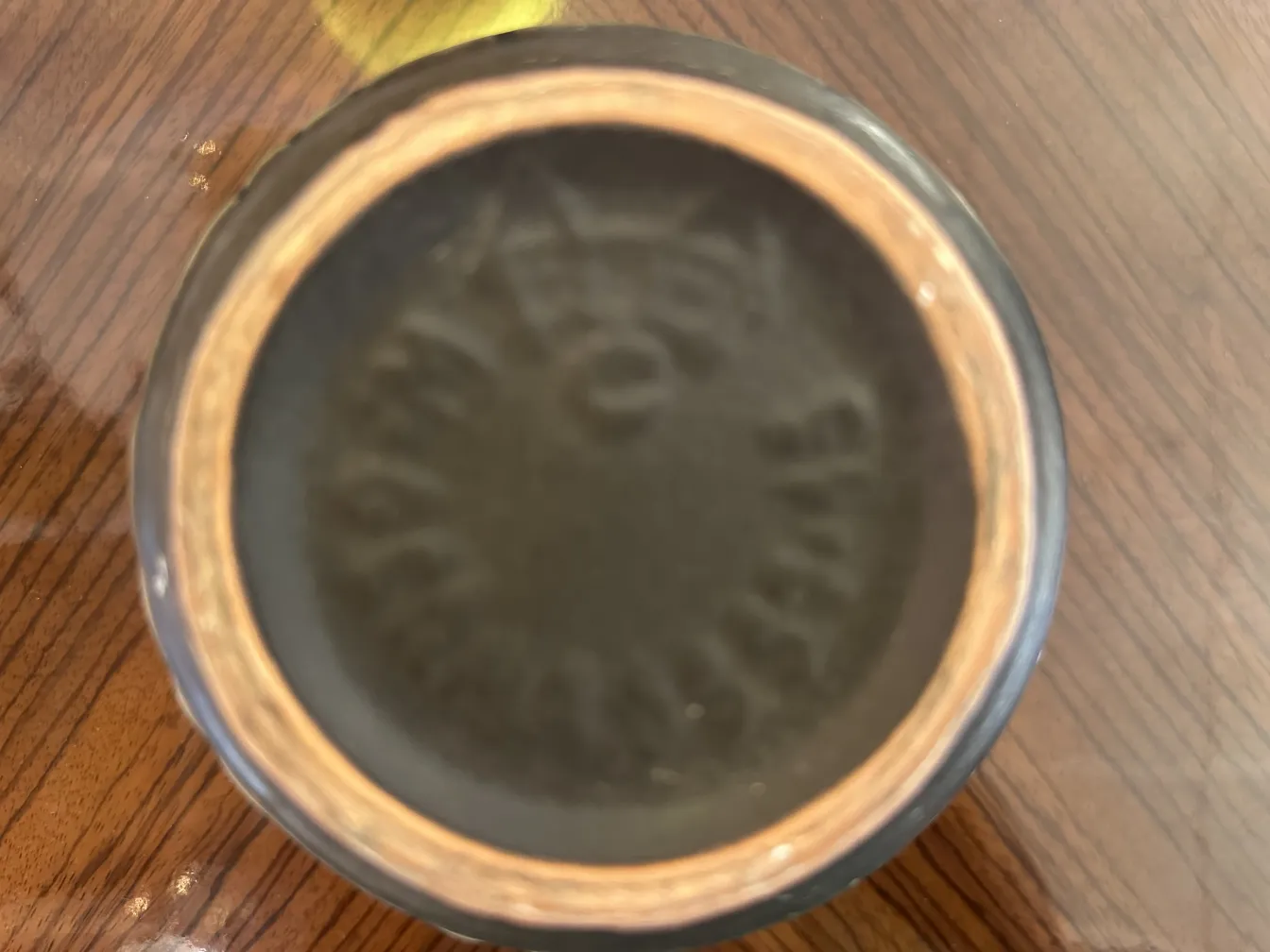 Vista del fondo di un oggetto di ceramica antica artigianale.