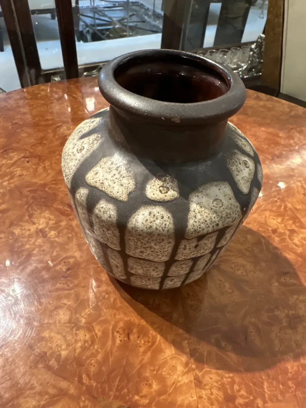 特徴的なデザインの古い陶器オブジェ。