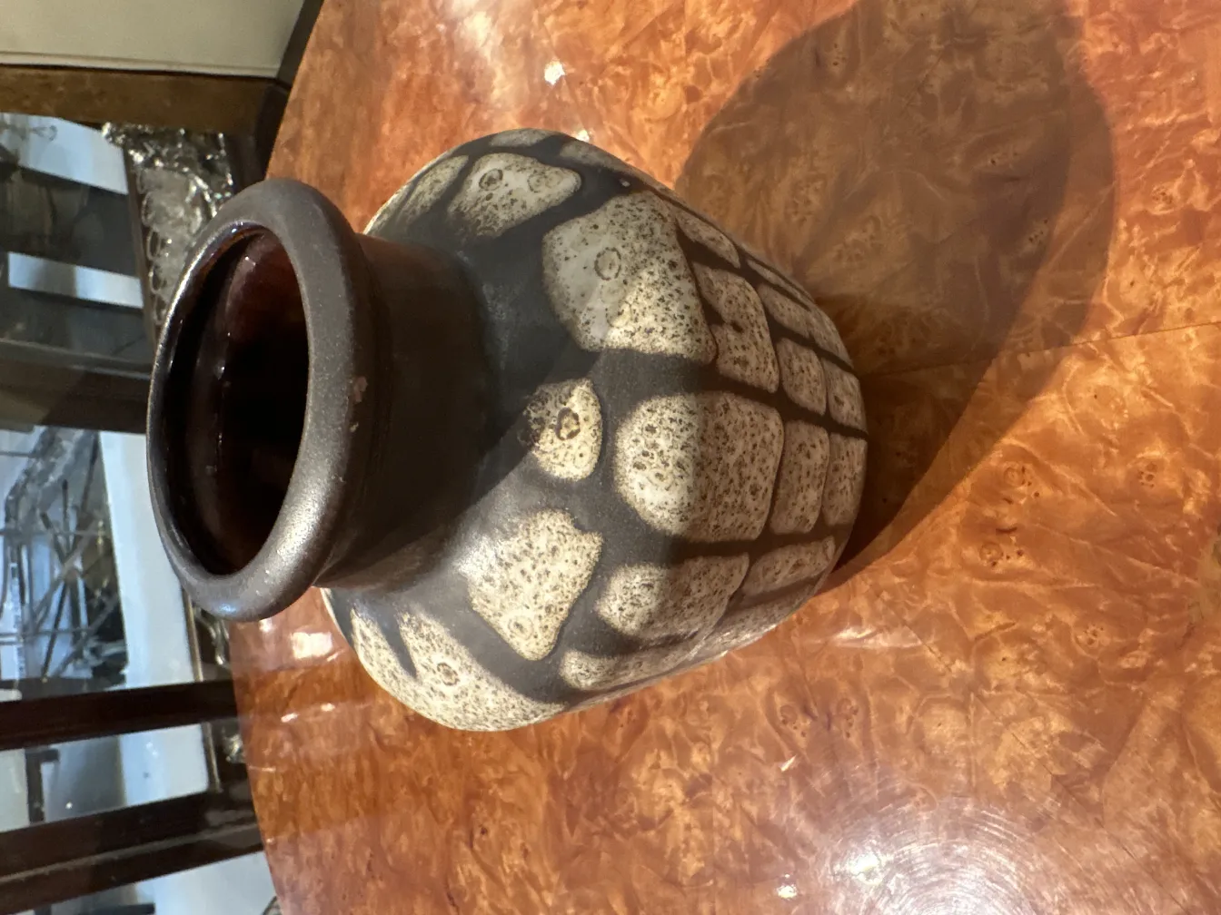 带有纹理设计的古董陶瓷花瓶