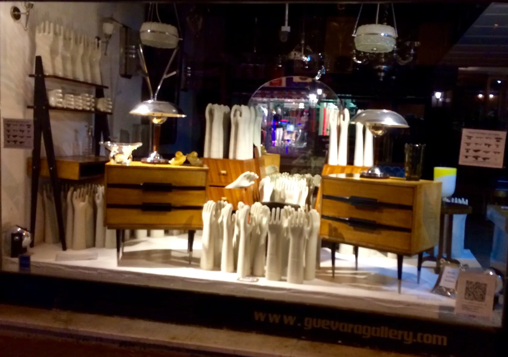 Vitrina con cerámica antigua, muebles de madera y decoración.