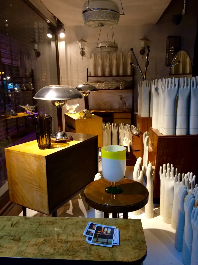 Céramique blanche décorative ancienne avec des formes uniques et une ambiance élégante.