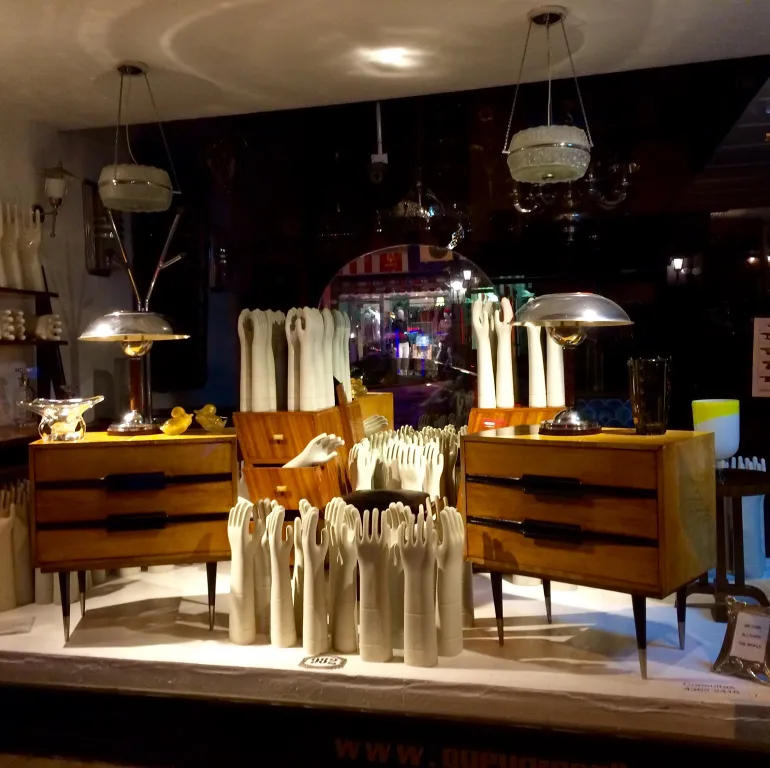 Escena de vitrina con cerámica antigua decorativa y muebles