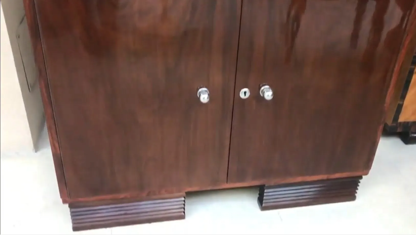 Escritorio antiguo de madera con detalles decorativos y almacenamiento