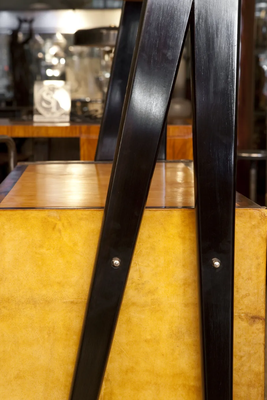 Antiker Schreibtisch mit einzigartigem Design, verziert mit klassischen Elementen und auffälligem Stil.