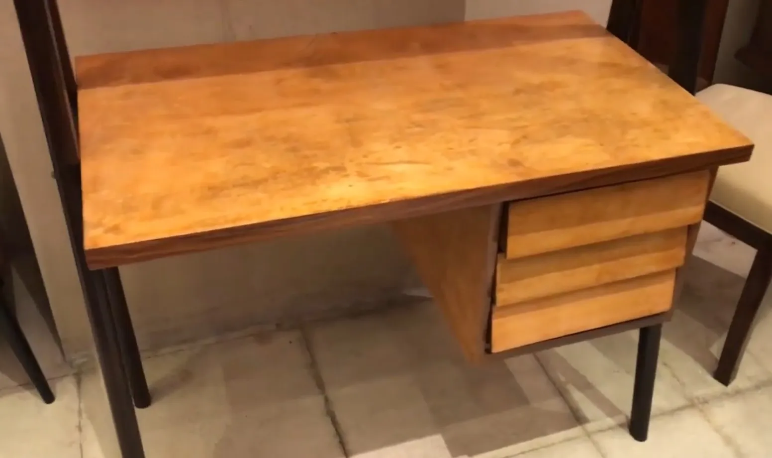 Scrivania antica in legno chiaro con tre cassetti