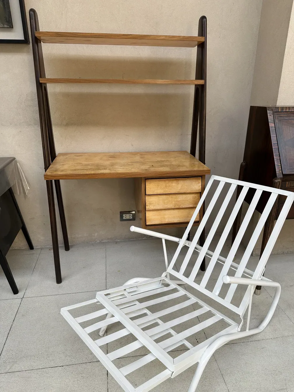 Scrivania antica in legno con ripiani in un ambiente moderno.