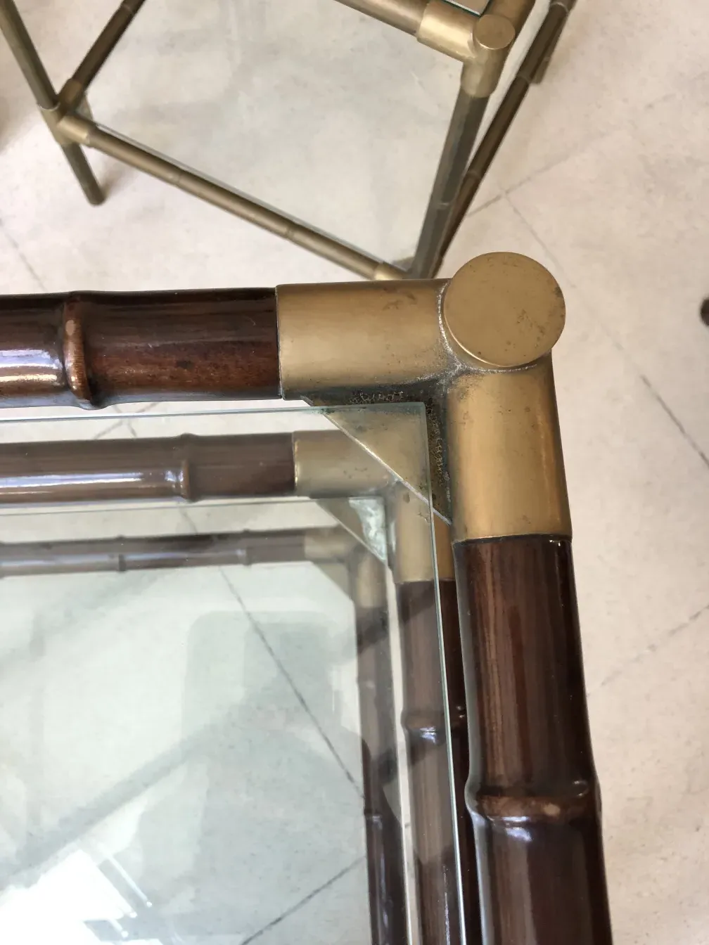 carrello per cocktail antico con dettagli eleganti e finiture in ottone