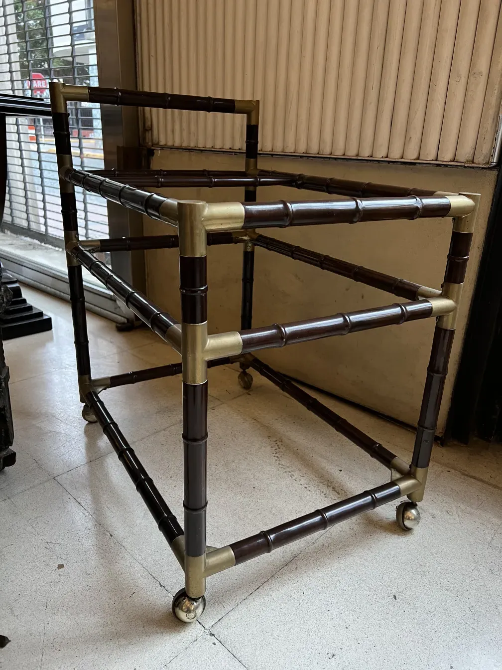 chariot-bar ancien Billy Haines avec roues dans un cadre subtil