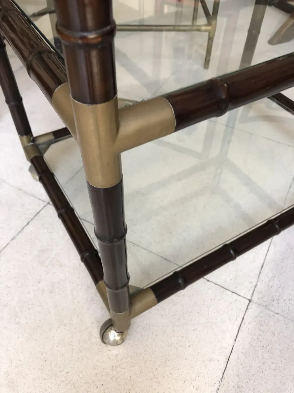 detalhes de uma mesa carrinho antiga com rodas e estrutura decorativa