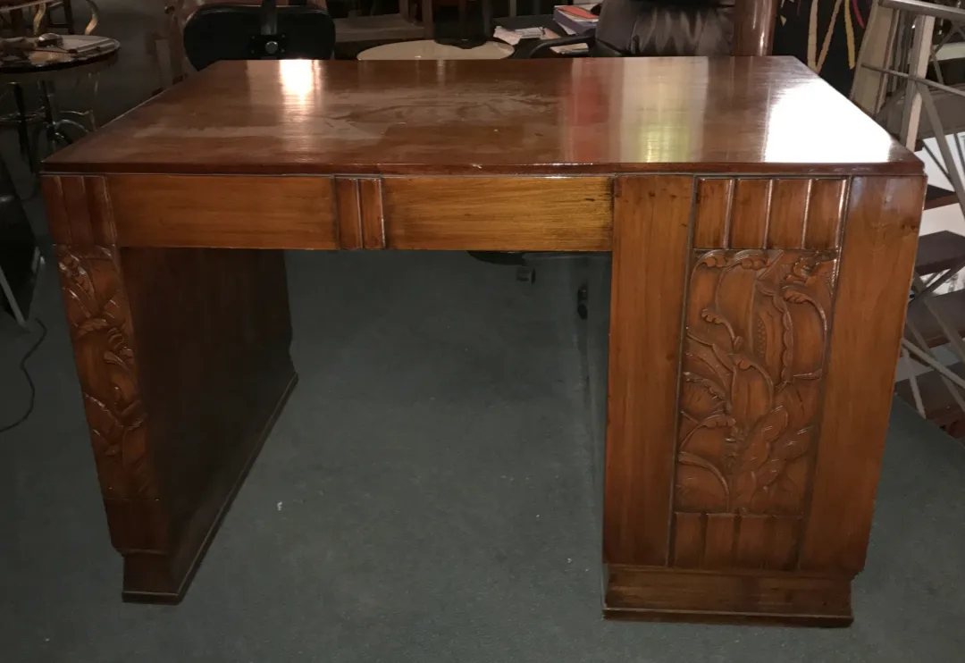 escritorio antiguo de madera con detalles tallados