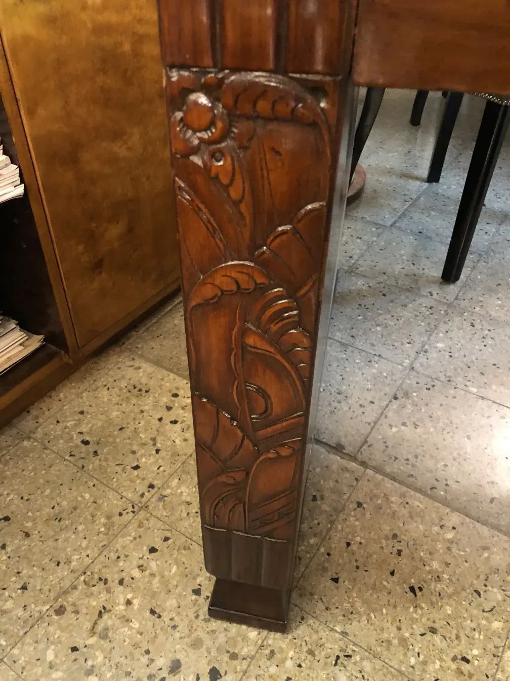 Bureau ancien avec des détails sculptés en bois et un fond de bureau.
