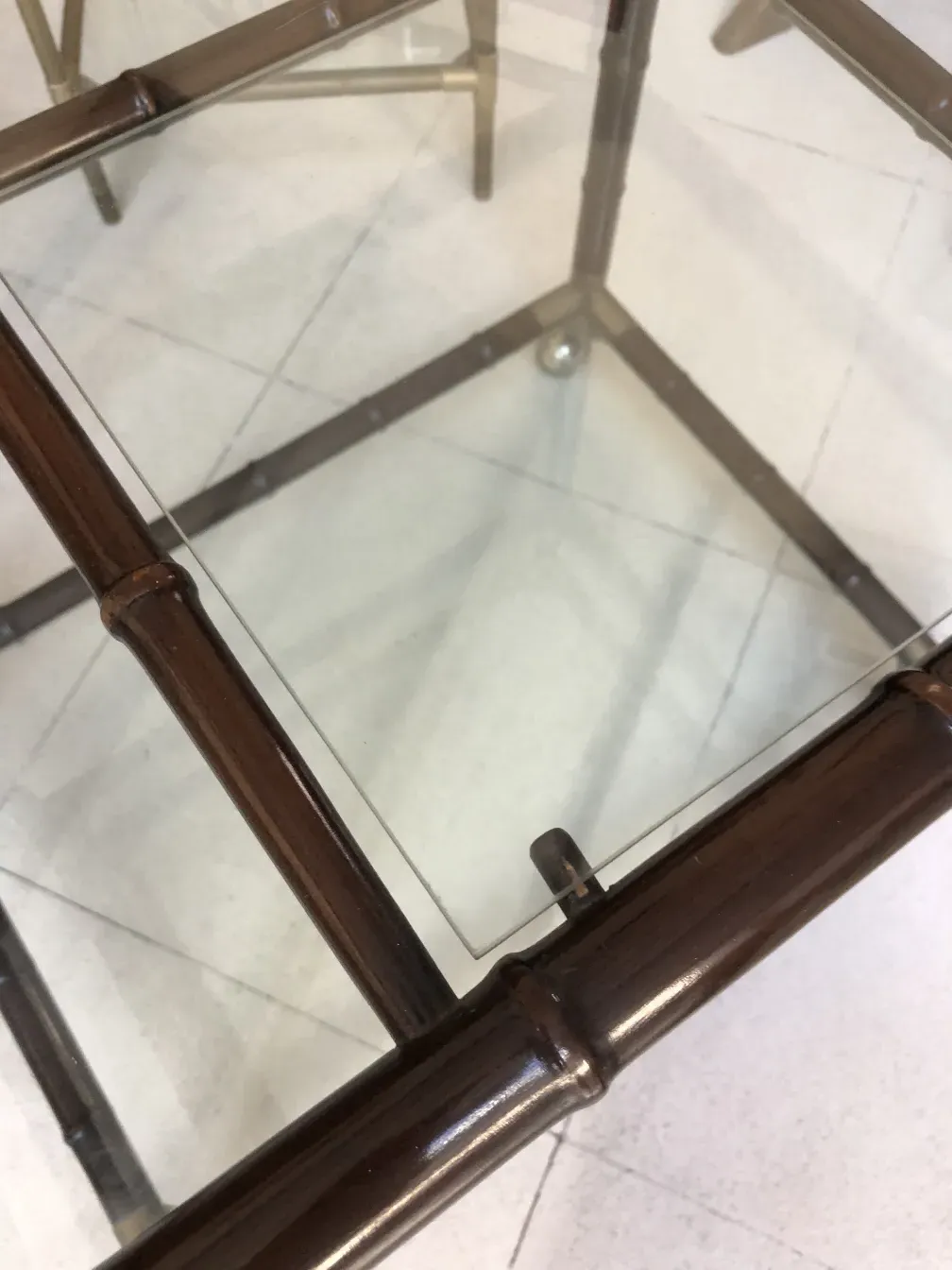 mesa carrito antigua con estructura distintiva y vidrio