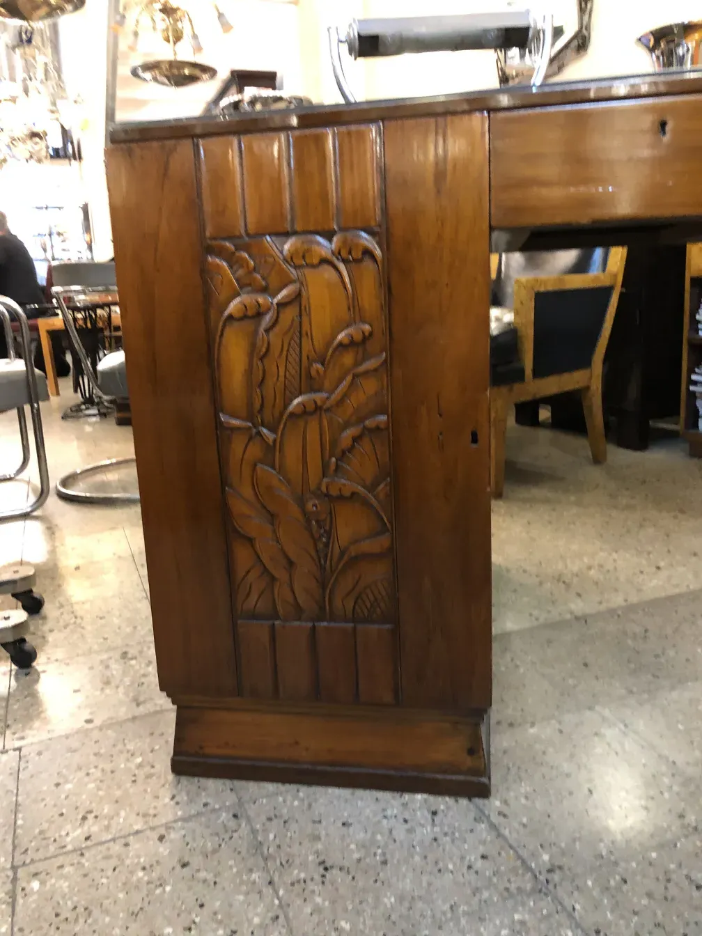 Bureau ancien en bois avec des détails sculptés complexes à l'avant.