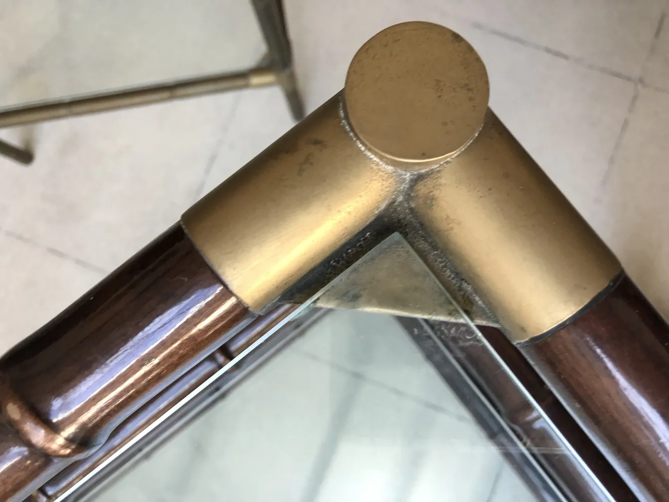 Антикварная тележка для коктейлей времен Билли Хейнса с бронзовыми деталями в элегантной обстановке.