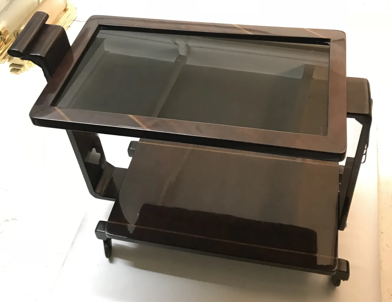 ガラスと木のディテールを備えた古いバーカート