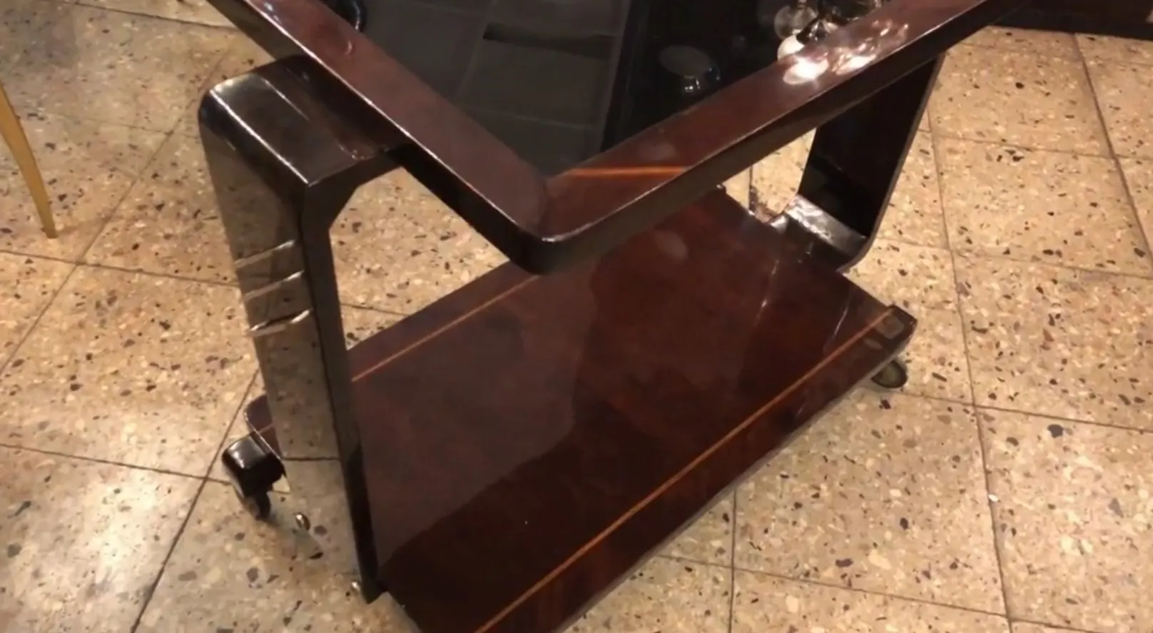 Mesa carrito antigua con acabado elegante y ruedas