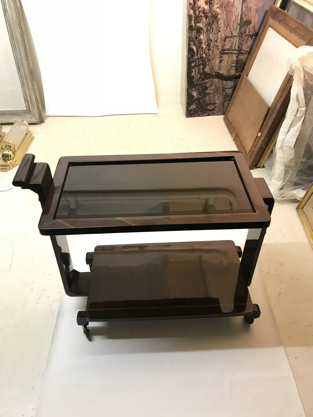 Antiker Cocktailwagen aus Glas und Holz, stilvoll und praktisch.