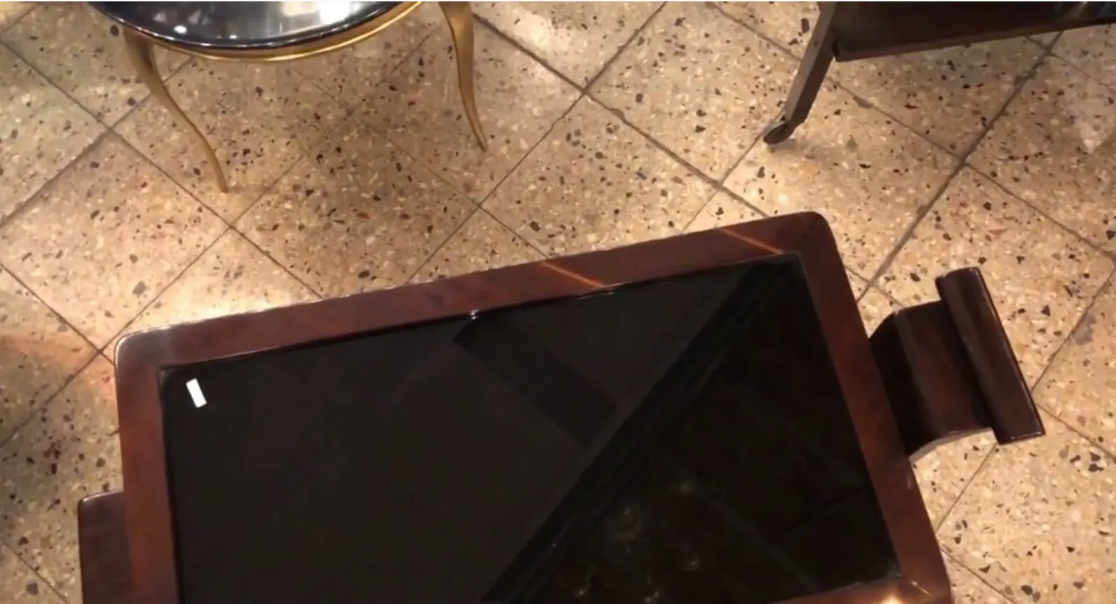 carrello per cocktail antico in legno con dettagli eleganti in un ambiente classico