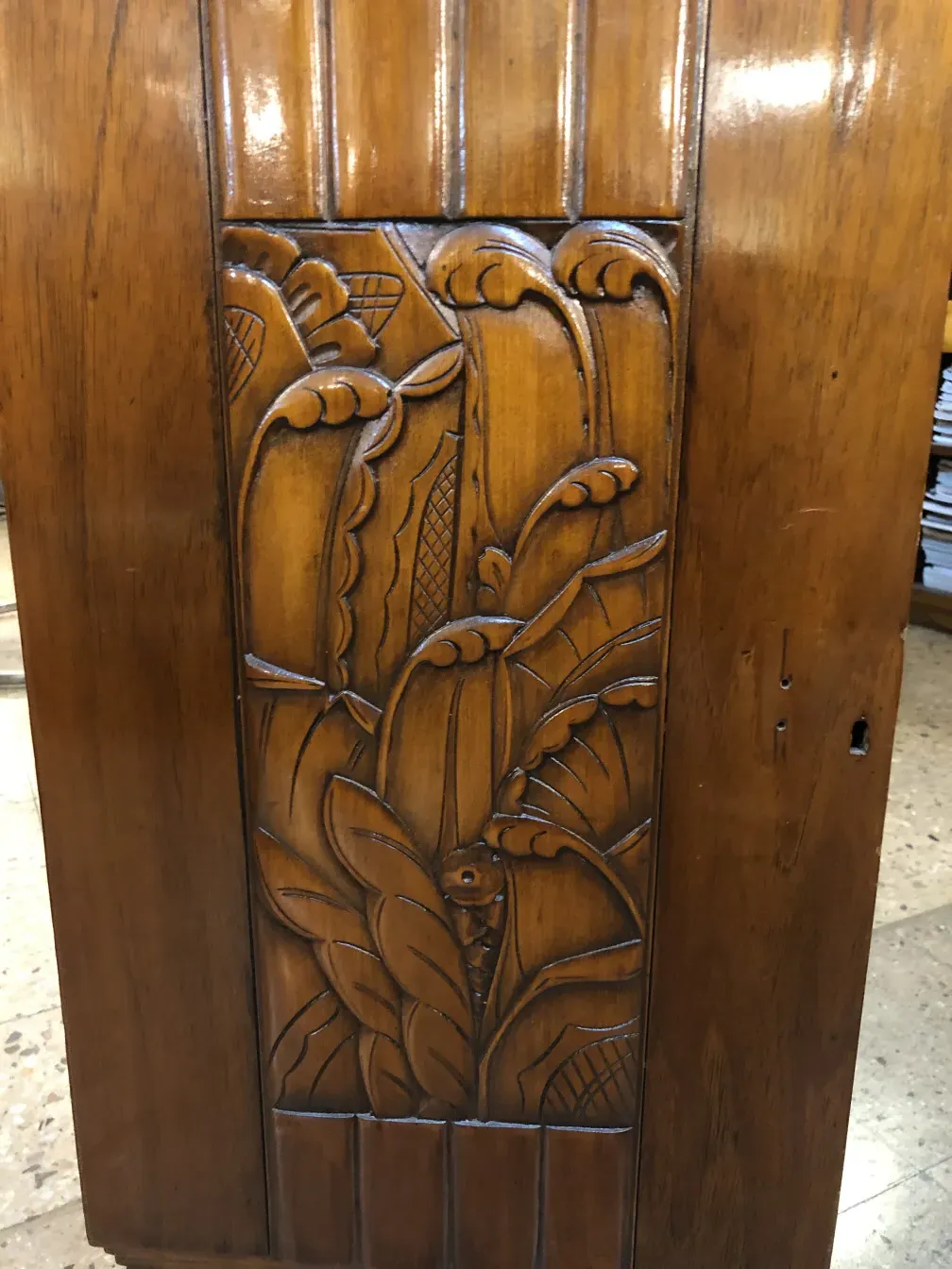 Escritorio antiguo de madera con detalles tallados complejos y un diseño elegante.