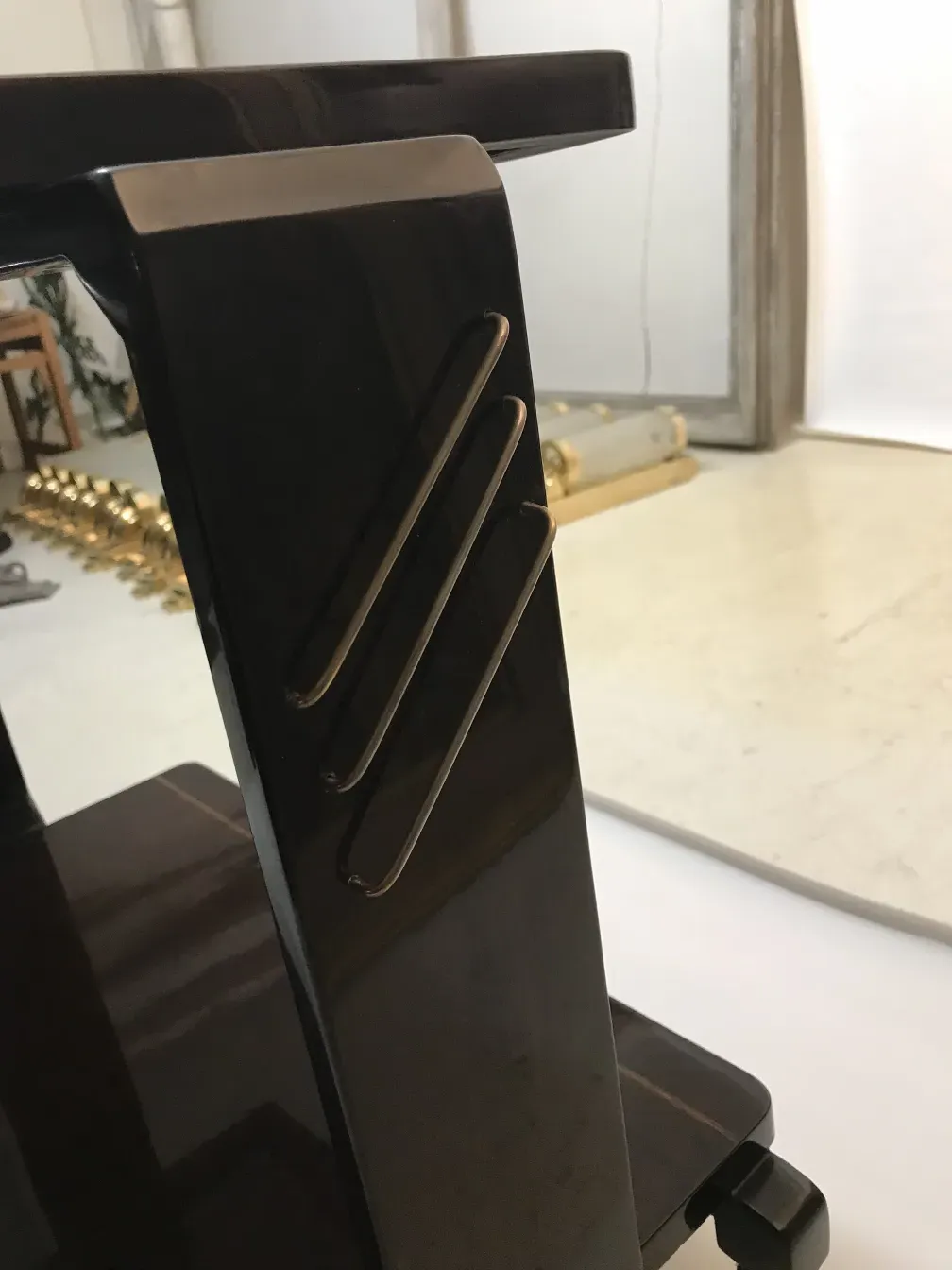 Mesa carrito antigua con detalles elegantes y estilo clásico.