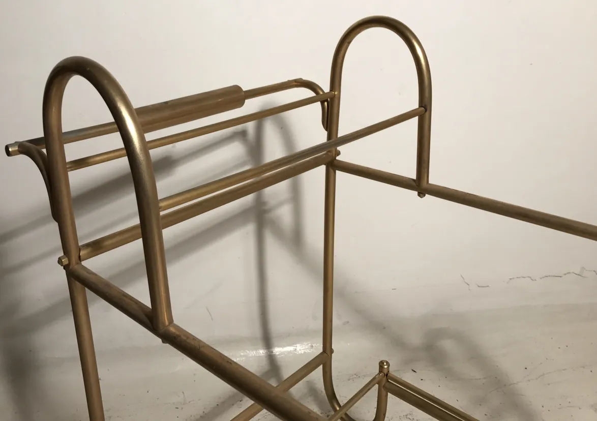 Carrello per cocktail antico con struttura dorata e design elegante.