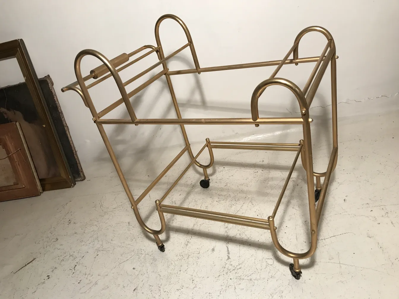 Chariot-bar ancien décoratif avec un design élégant en or