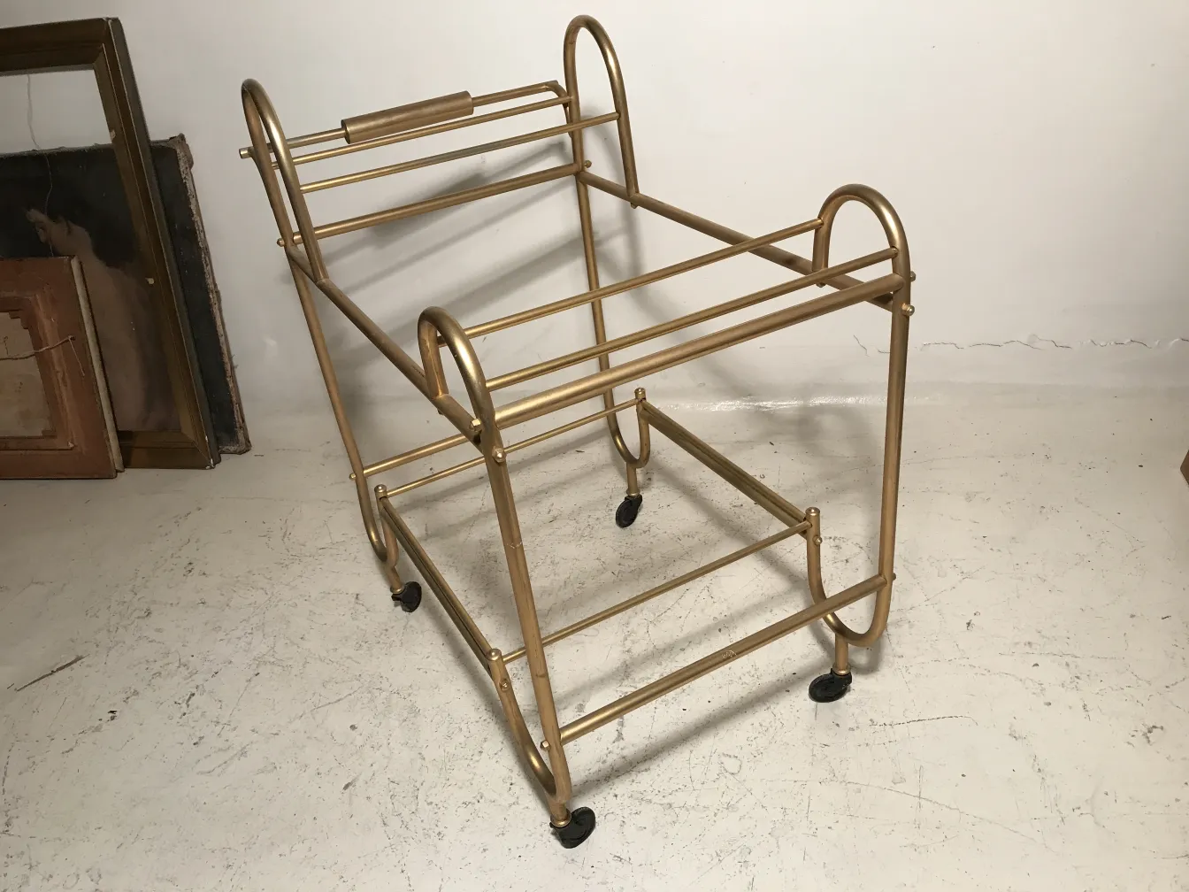 Carrinho de cocktail antigo de metal dourado com rodas