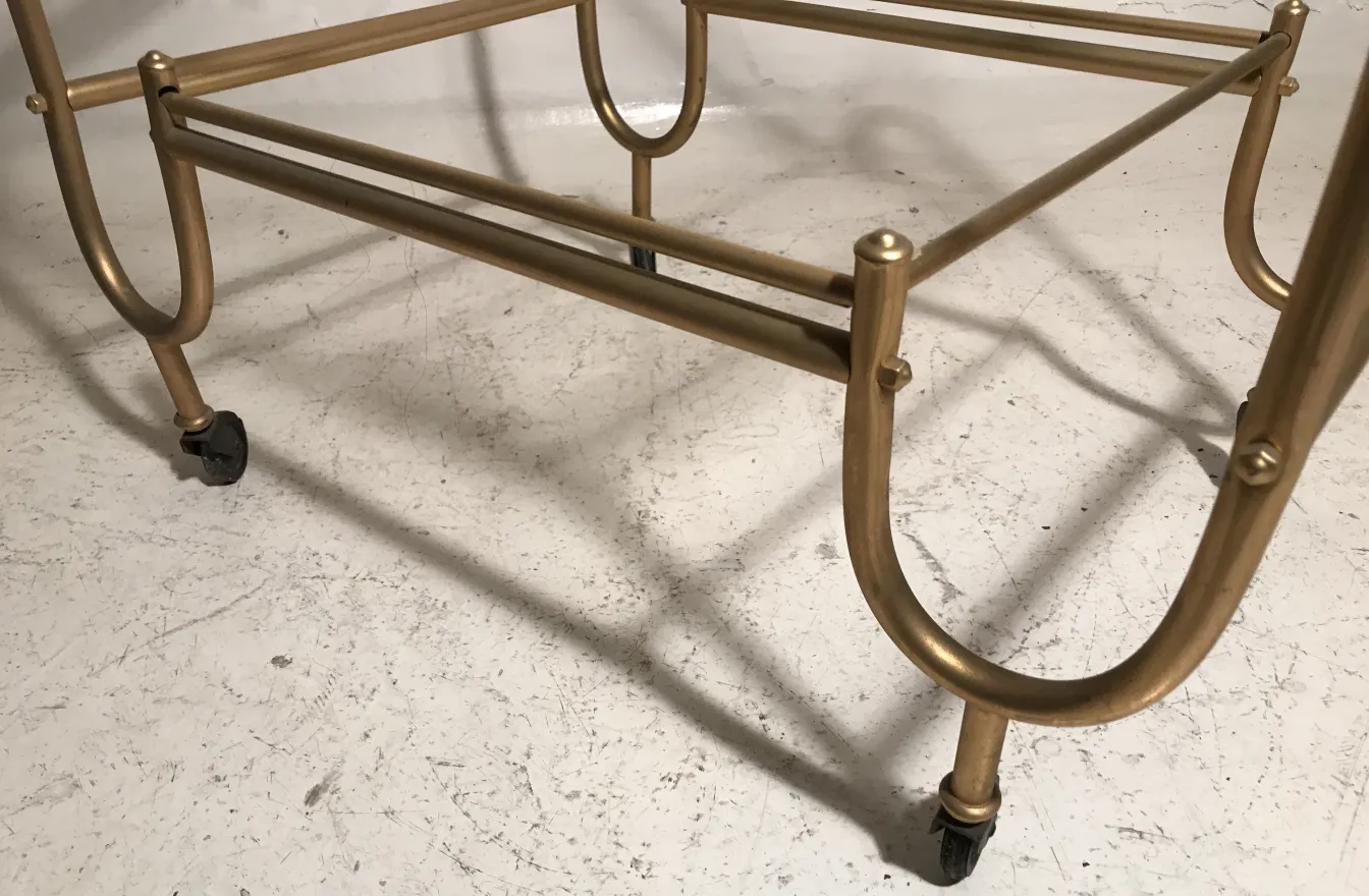 mesa carrinho antiga com estrutura dourada em fundo branco