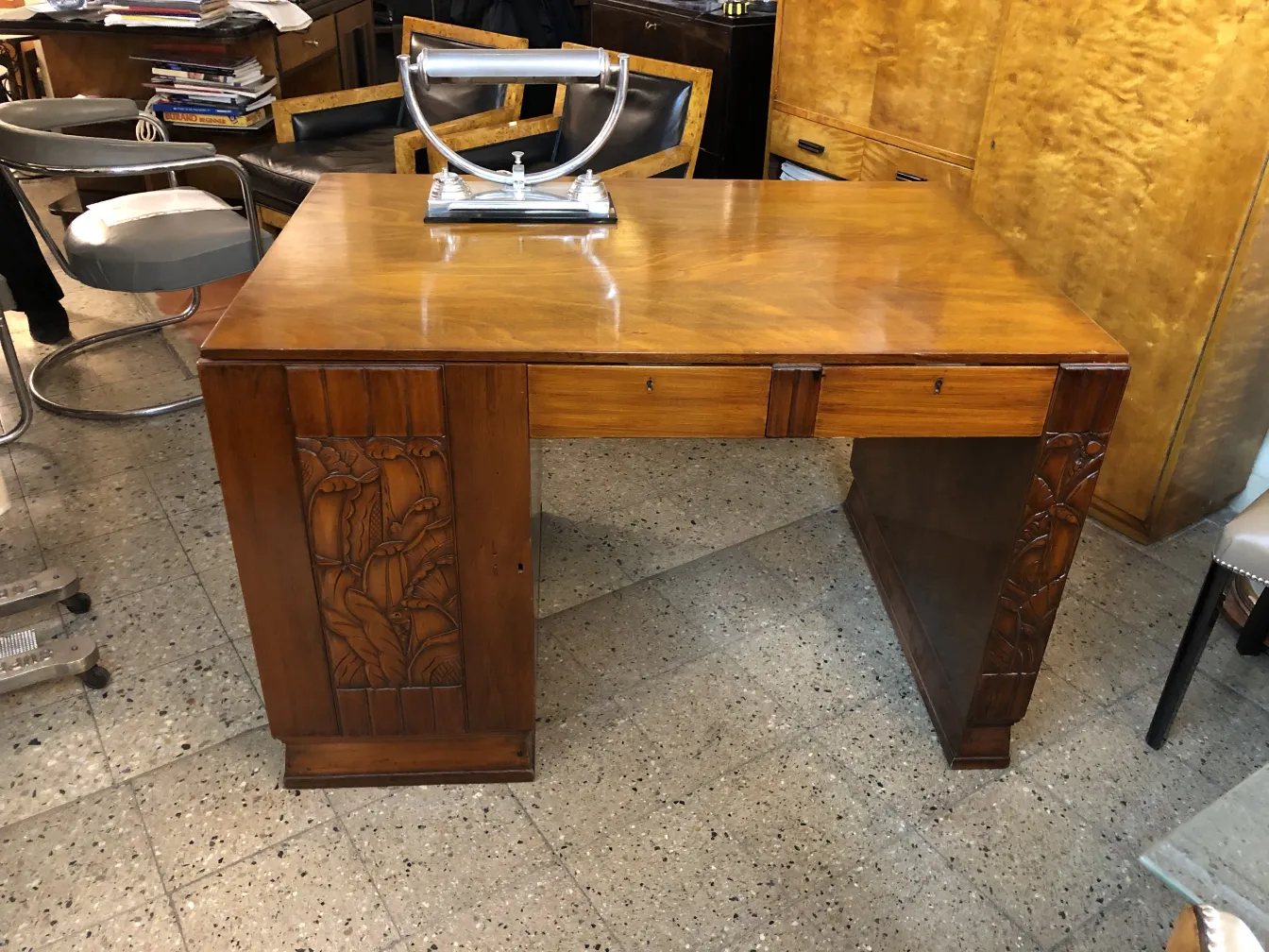 Bureau en bois ancien avec gravure florale à l'avant.