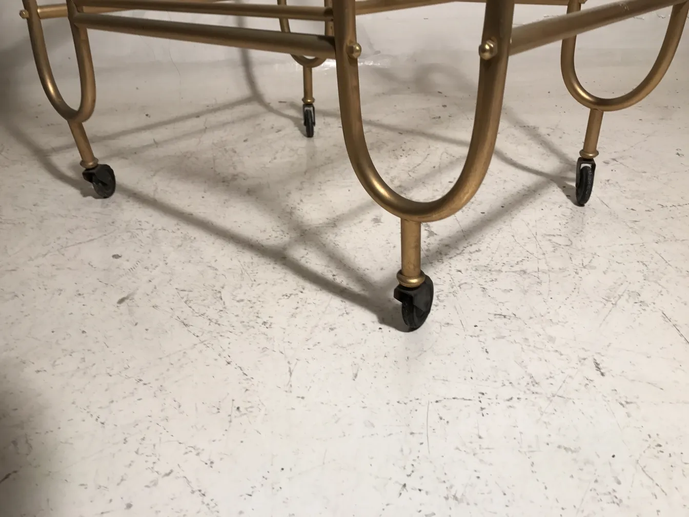 Mesa carrito antigua con ruedas, elegante y funcional en un ambiente moderno