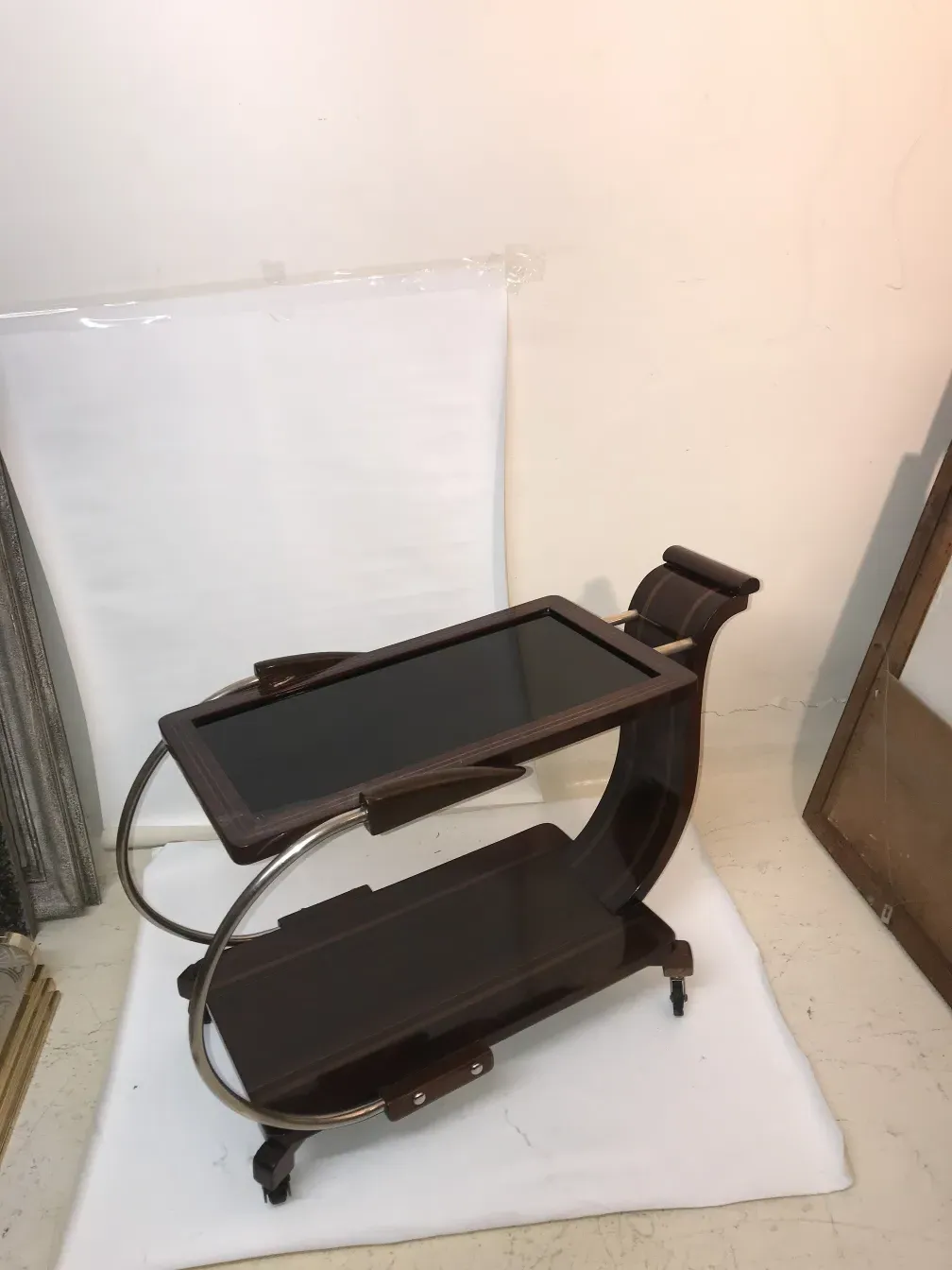 Carrello per cocktail antico con scaffali e caratteristiche uniche