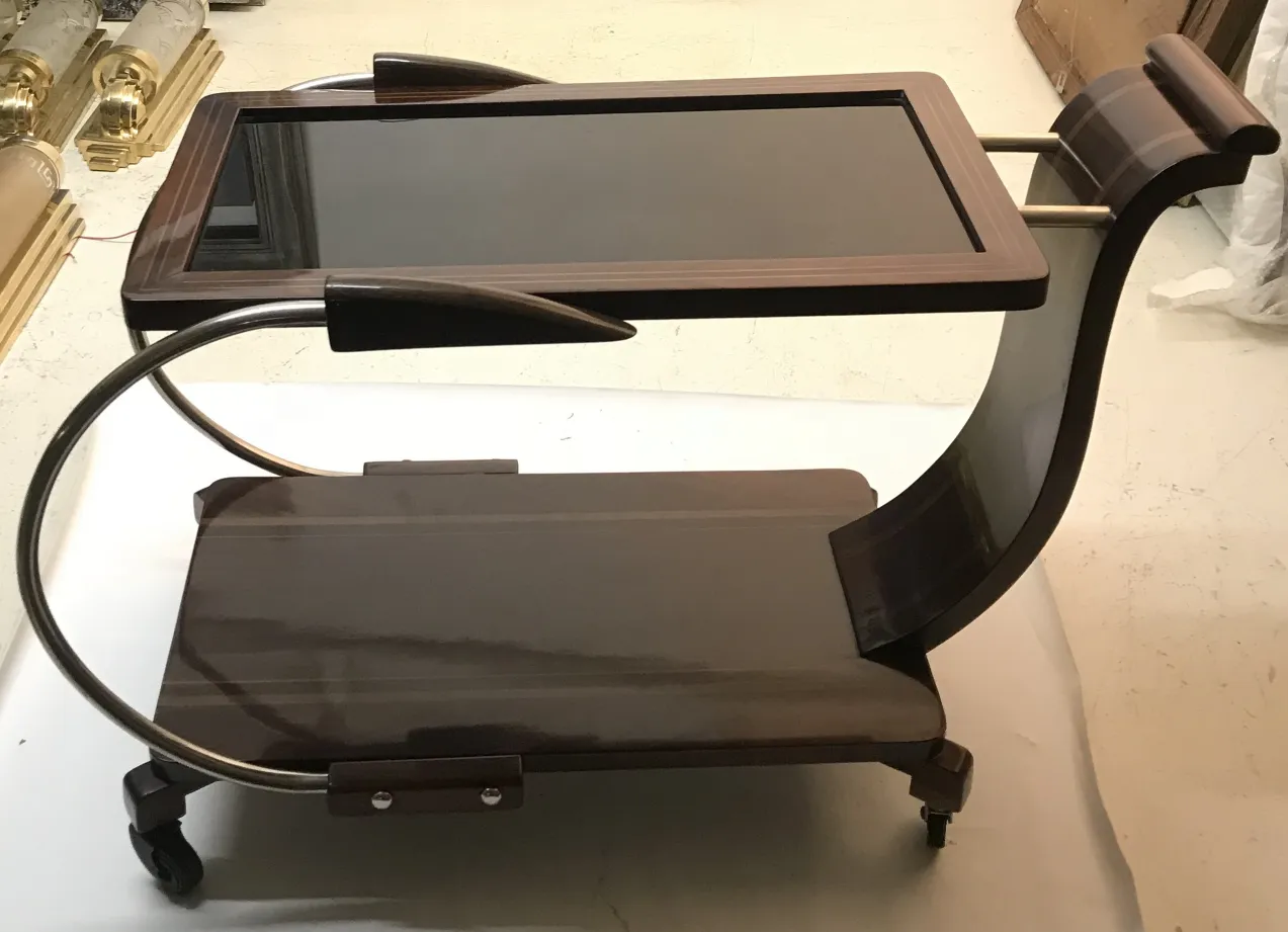 Mesa carrinho antiga com design elegante e rodas