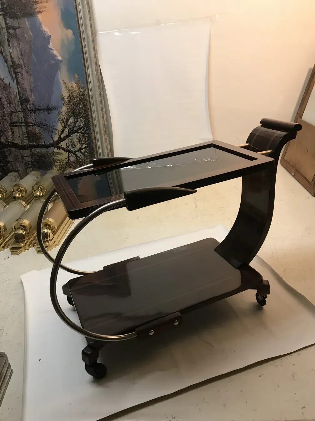 Carrello per cocktail antico con design classico ed elegante.