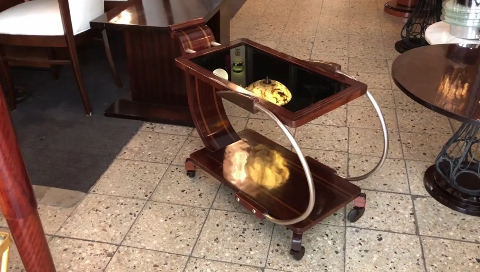 Mesa carrito antigua con superficie brillante y elegante