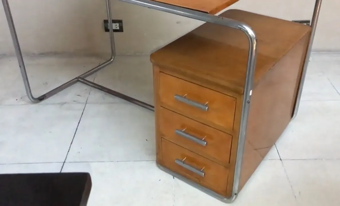 escritório antigo com design elegante e três gavetas