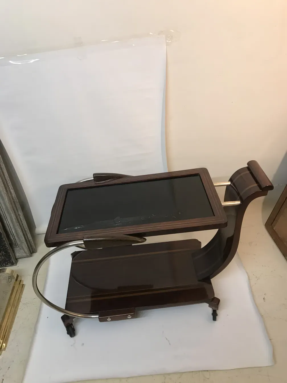 Mesa carrito antiguo con detalles elegantes y forma única.