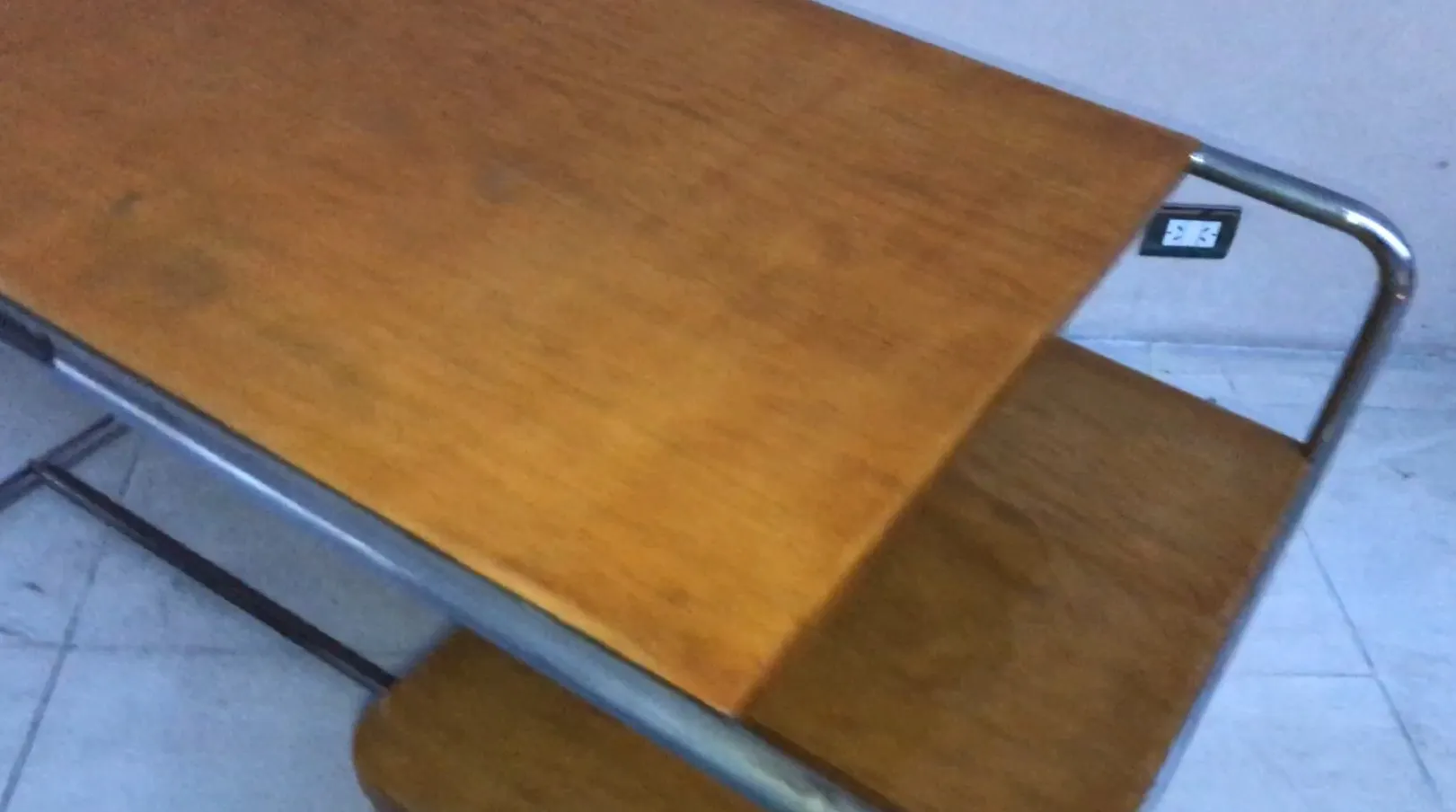 Escritório antigo com design funcional de Marcel Breuer, em um ambiente simples.