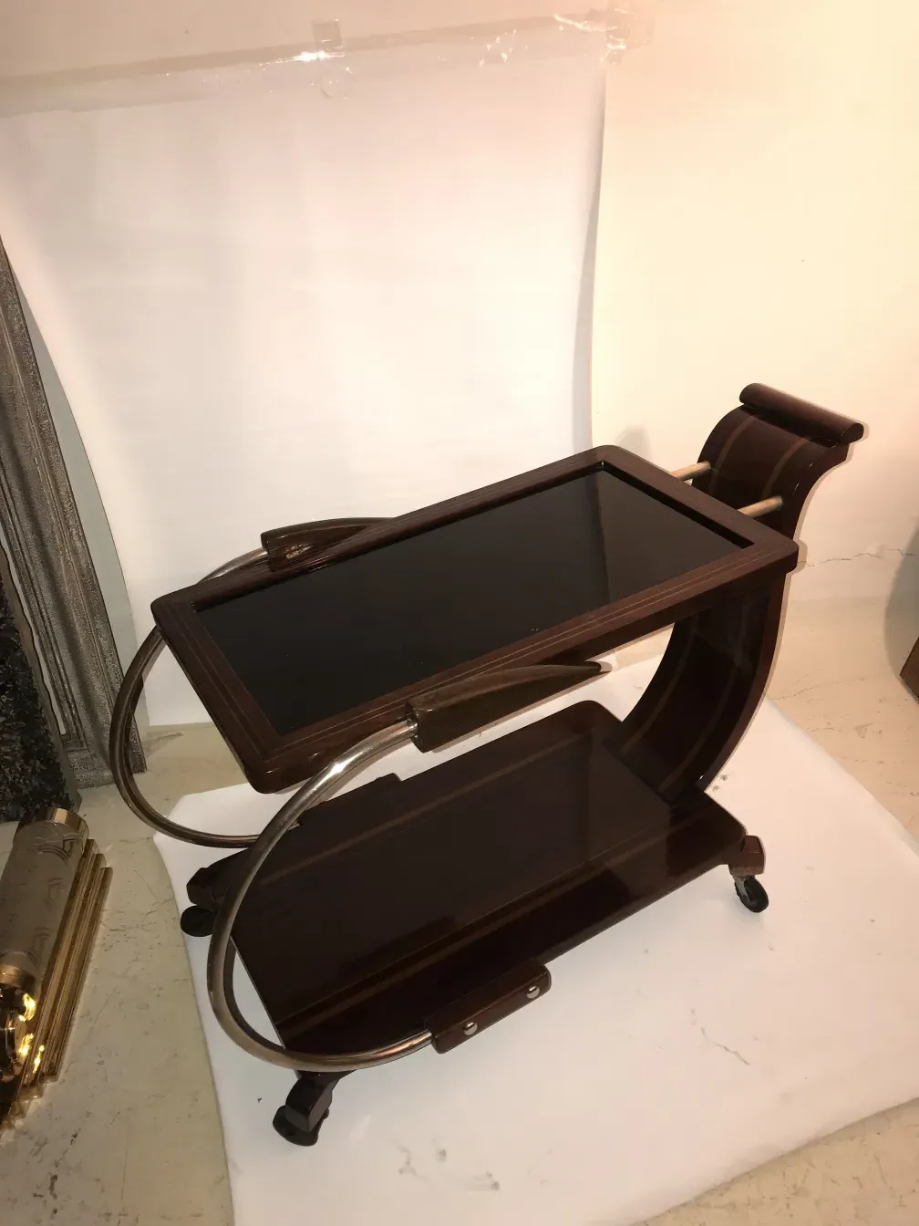 Antiker Cocktailwagen mit schwarzer Oberfläche und dunklem Rahmen