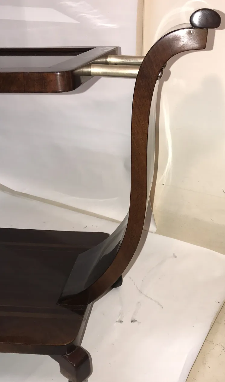 Carrello per cocktail antico in legno con design elegante.