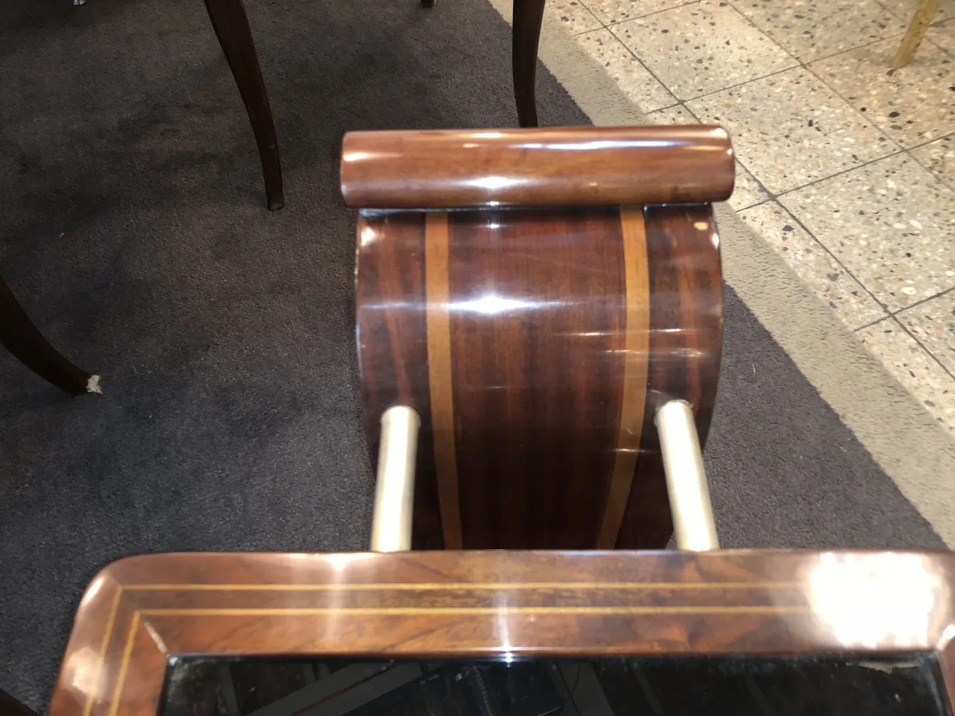 Chariot-bar ancien avec finitions en bois et design élégant. Parfait pour votre maison.