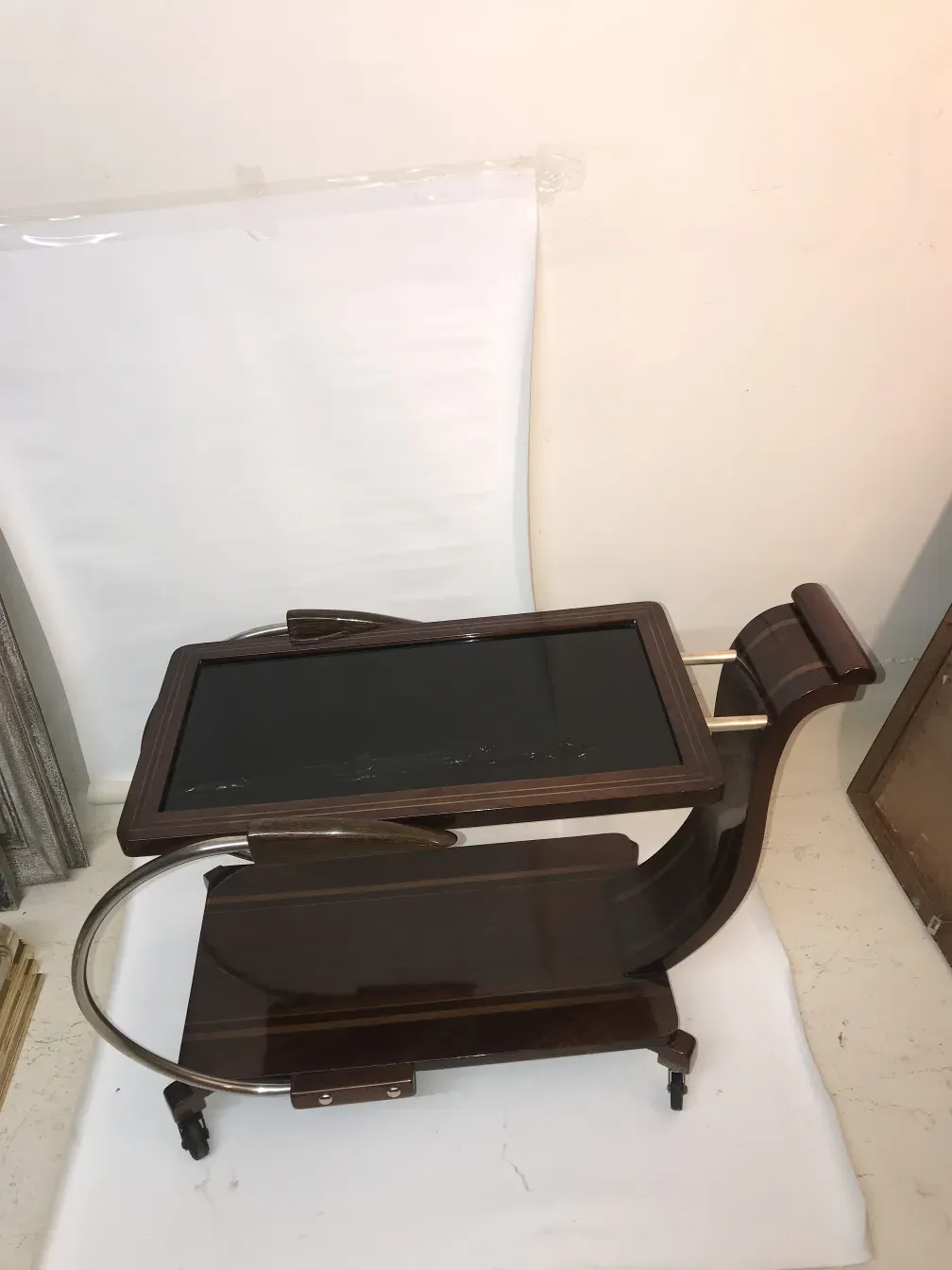 Mesa carrinho de madeira com design clássico para bebidas.