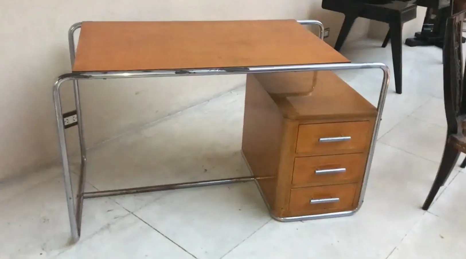 مكتب قديم من مارسيل بروير بهيكل معدني