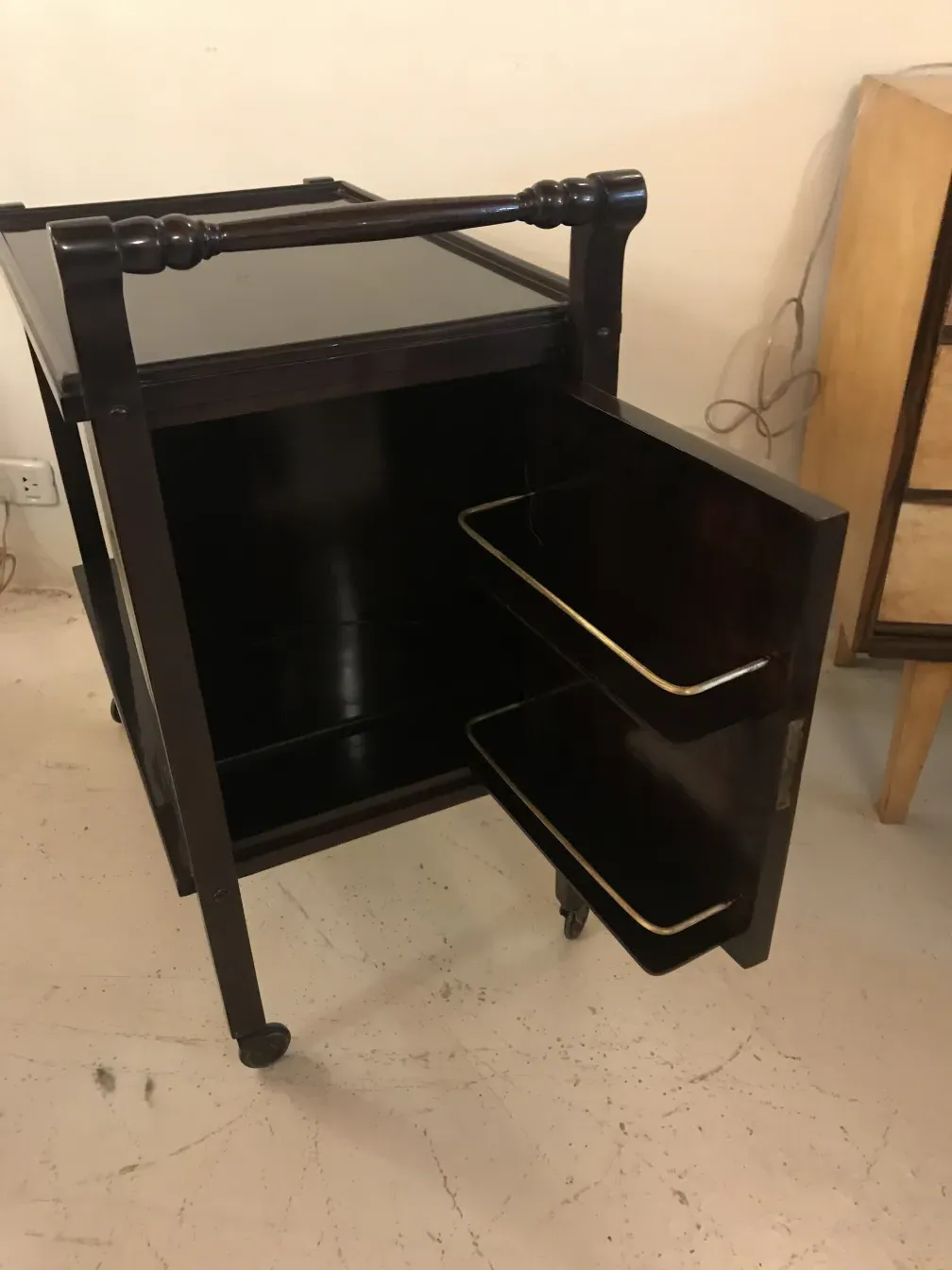 Carrello per cocktail antico con finitura scura e dettagli eleganti.