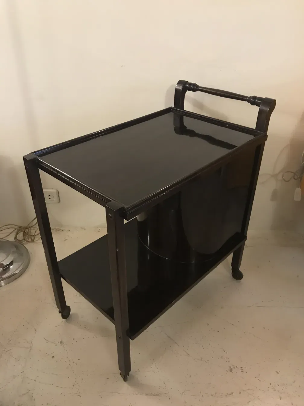 Antiker Cocktailwagen in schwarz mit Rädern