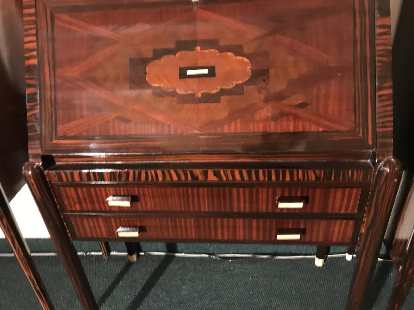 bureau ancien en bois avec deux tiroirs fonctionnels