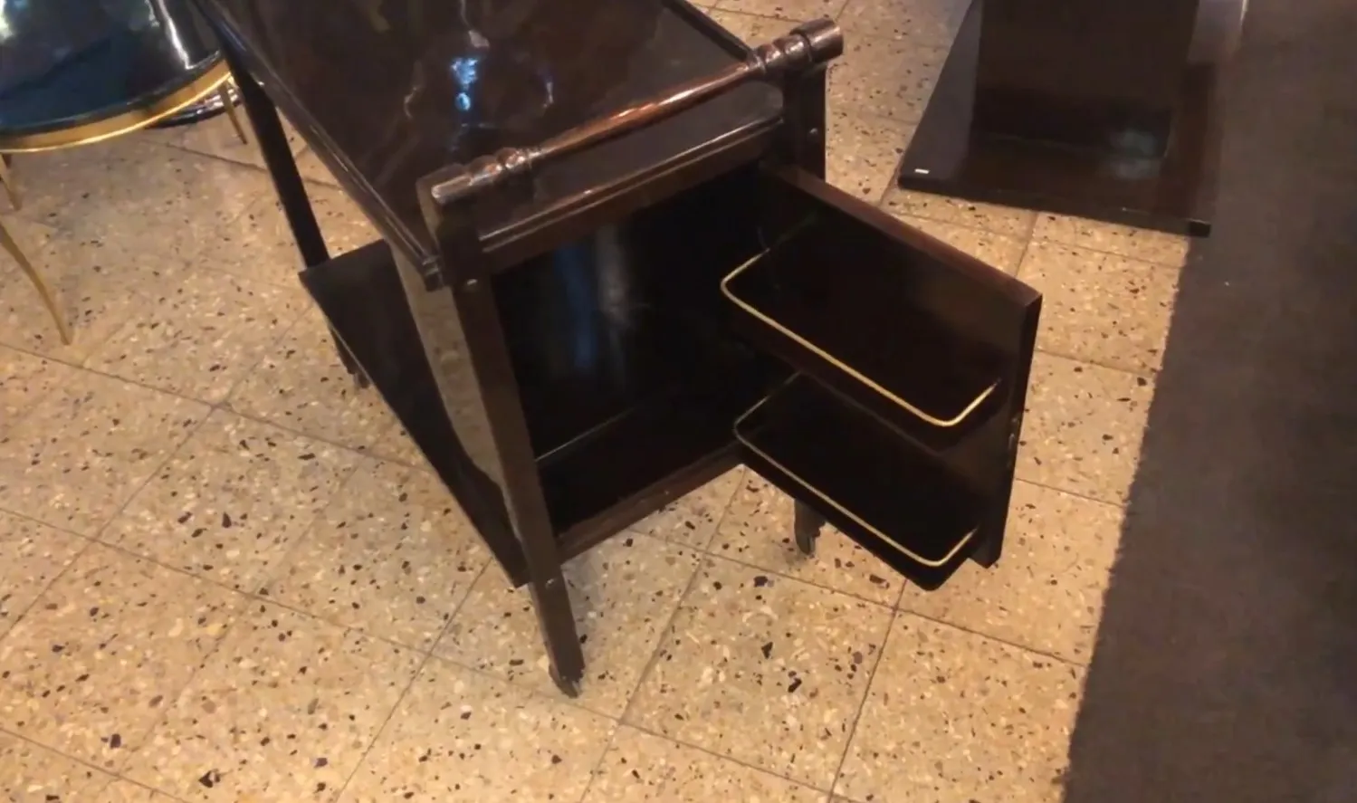 Mesa carrito antigua con estantes, elegante y funcional, perfecto para el entretenimiento.