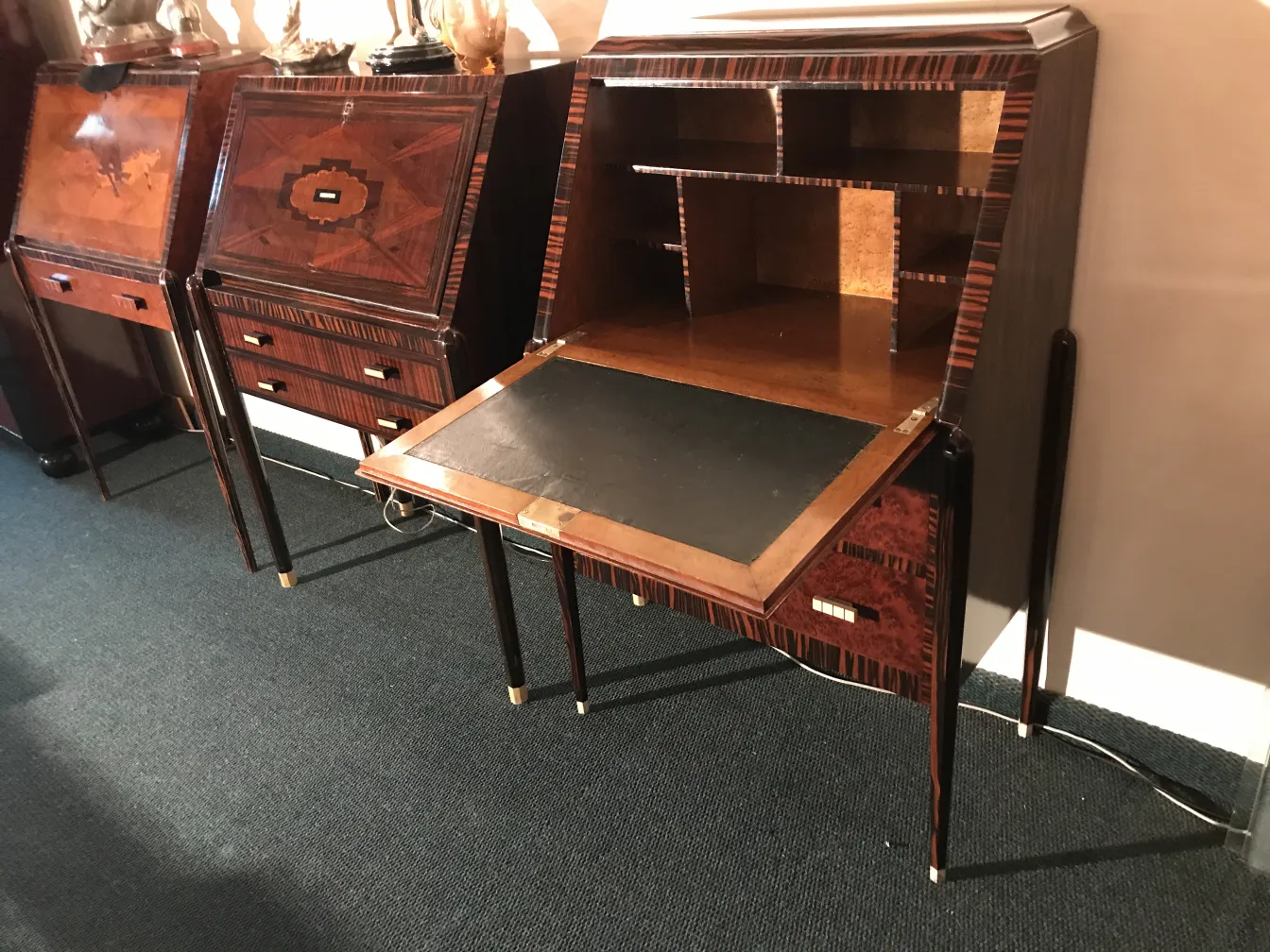 Bureau ancien en bois avec deux tiroirs visibles, ambiance chaleureuse.