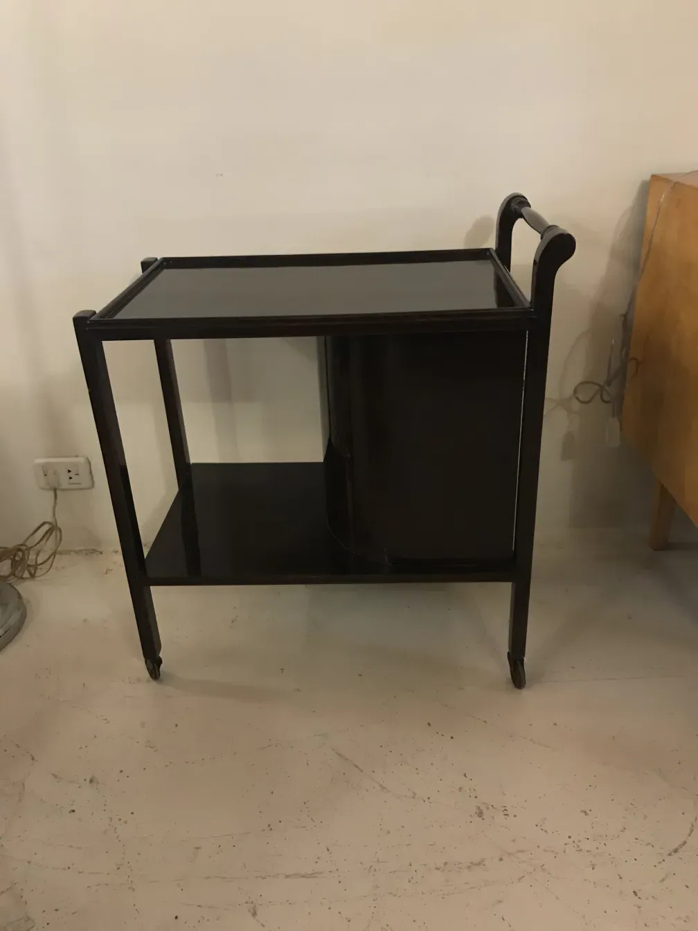 Mesa carrinho antiga com design clássico, ideal para coquetéis.